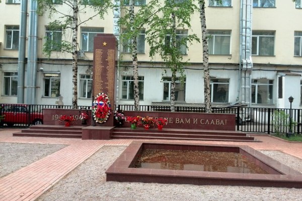 Мемориальный комплекс (памятник) погибшим сотрудникам ОАО «НПО Геофизика-НВ»