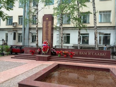 Мемориальный комплекс из гранита (памятник) погибшим сотрудникам ОАО «НПО Геофизика-НВ»