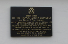 Охранная бронзовая табличка на английском языке «Ансамбль Новодевичьего монастыря»
