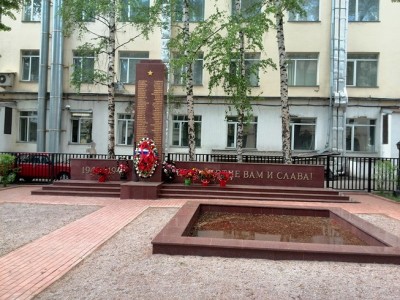 Мемориальный комплекс из гранита (памятник) погибшим сотрудникам НПО Геофизика-НВ